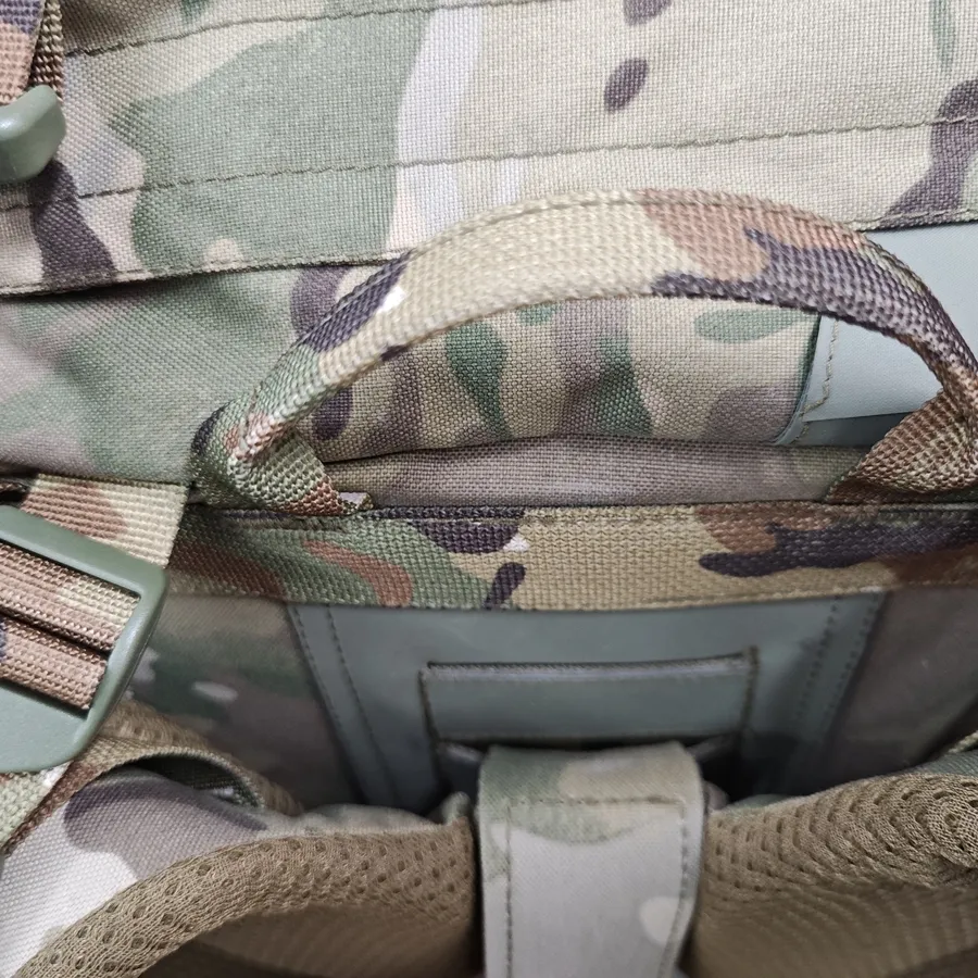 Vista Detalhada da Mochila Tática