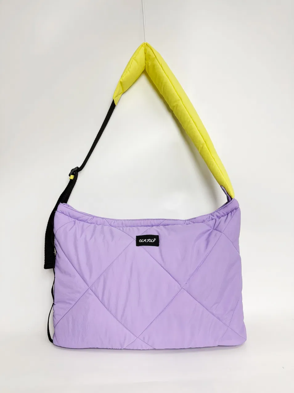 Bolsa de Ombro Tote de Designer Feminina em Nylon com Puffe Quilted em Dois Tons e Padrão de Costura em Diamante