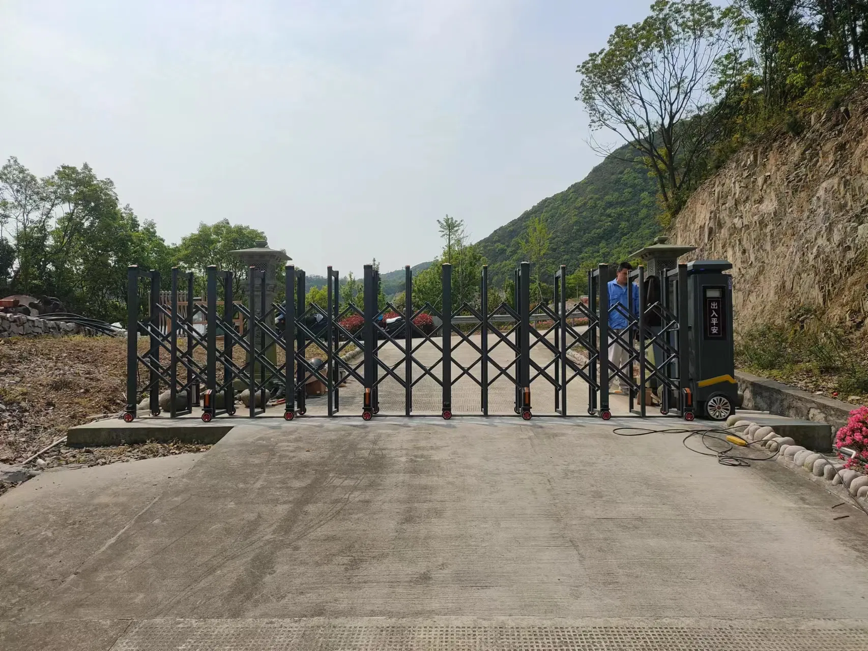 Portão de Entrada Industrial Retrátil Automático de Alumínio com Deslizamento Elétrico e Reflexão Noturna