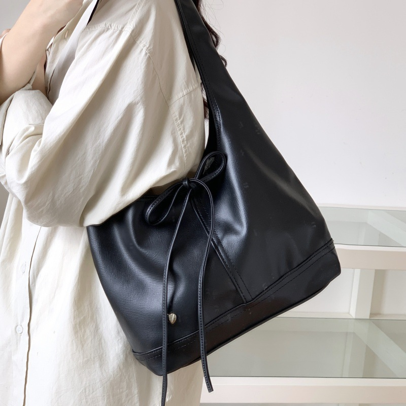 Bolsa Hobo Preta Elegante com Acento de Laço para Moda do Dia a Dia, Fechamento por Cordão, Bolsa Hobo Preta com Laço e Acento de Coração