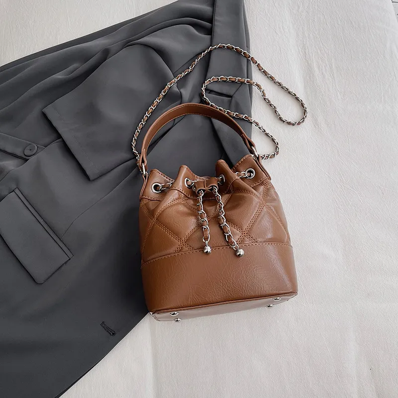 Disponível em 6 Cores Elegantes Bolsa Bucket Estilosa com Alça de Corrente