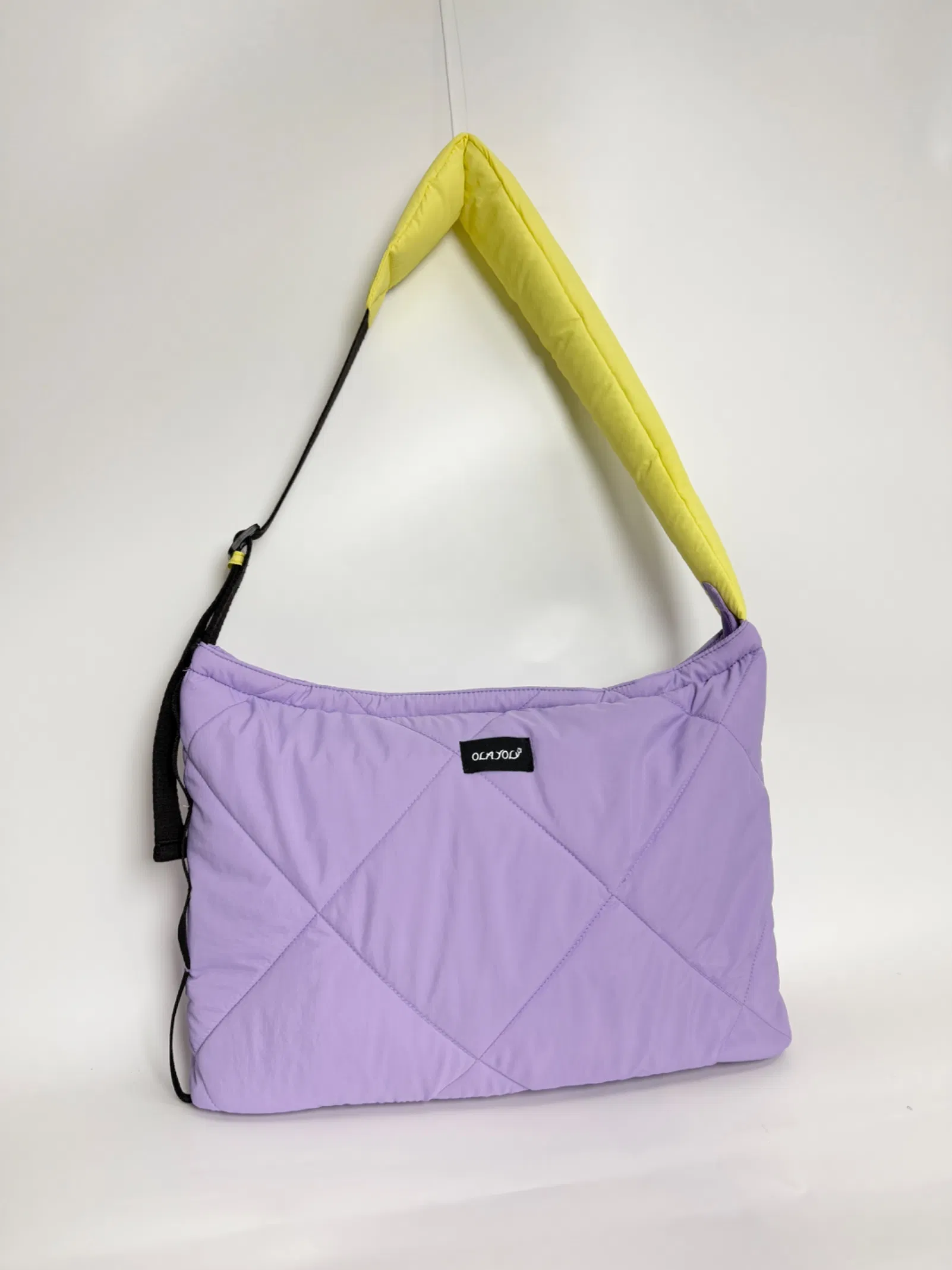 Bolsa de Ombro Tote de Designer Feminina em Nylon com Puffe Quilted em Dois Tons e Padrão de Costura em Diamante