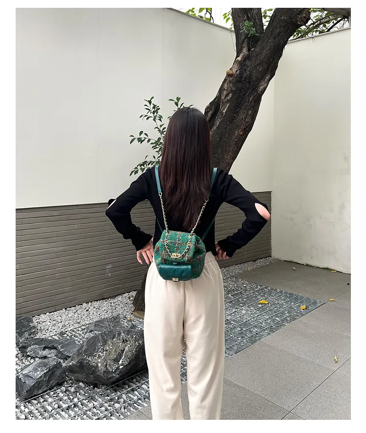 Mochila Mini de Pelúcia com Design de Logo Marca Famosa de Couro Luxuoso para Mulheres Mochila Personalizada com Quilting
