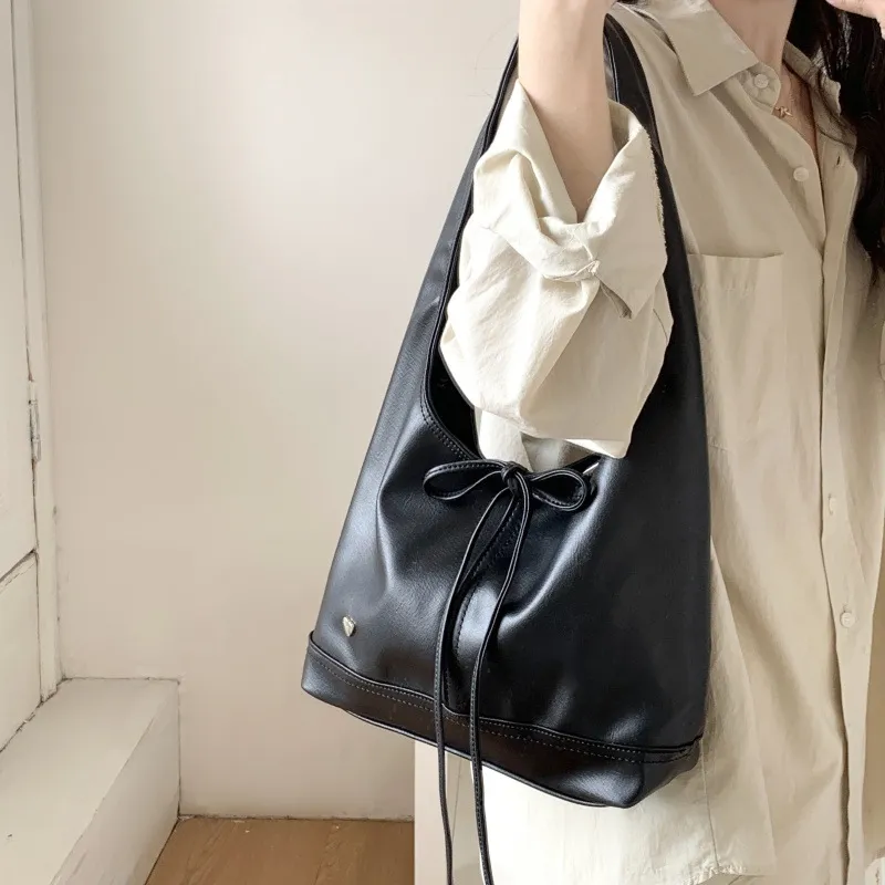 Bolsa Hobo Preta Elegante com Acento de Laço para Moda do Dia a Dia, Fechamento por Cordão, Bolsa Hobo Preta com Laço e Acento de Coração