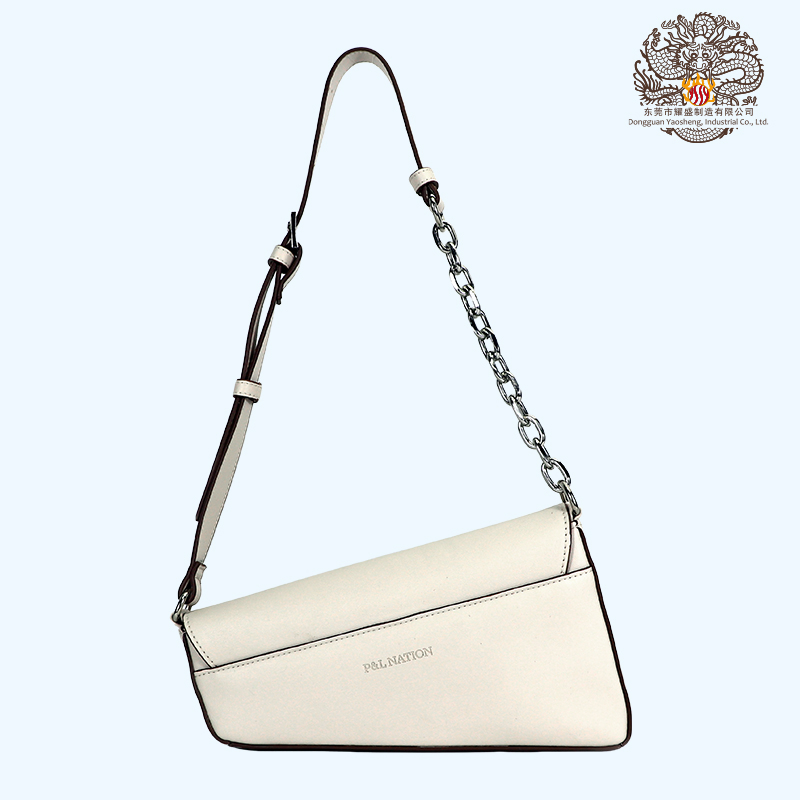 Bolsa elegante com rebites na aba e alça única para o ombro