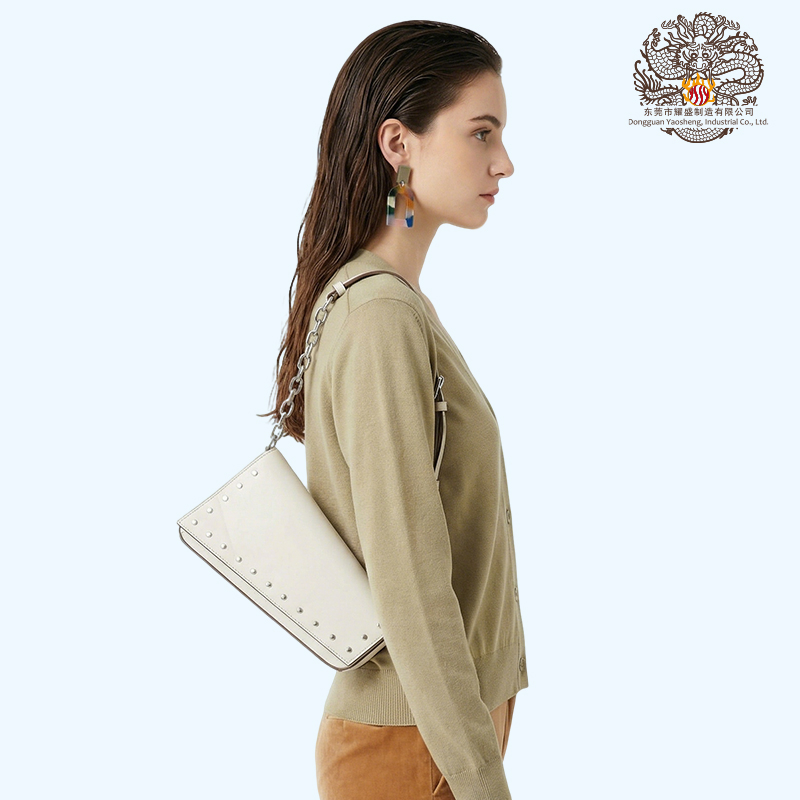 Bolsa de Ombro com Rebites e uma Alça Única, Tendência em Clutch