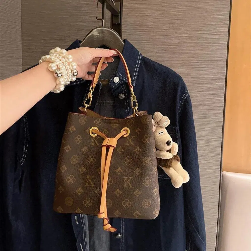 Bolsa de Balde de Couro Impresso Minimalista Urbana Feminina