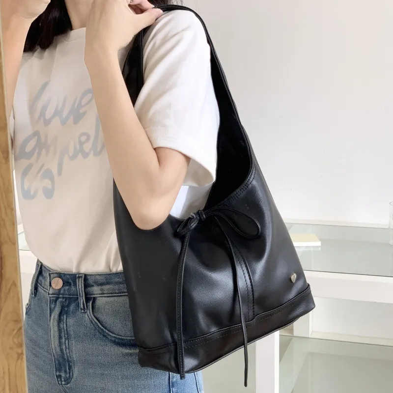 Bolsa Hobo Preta Elegante com Acento de Laço para Moda do Dia a Dia, Fechamento por Cordão, Bolsa Hobo Preta com Laço e Acento de Coração