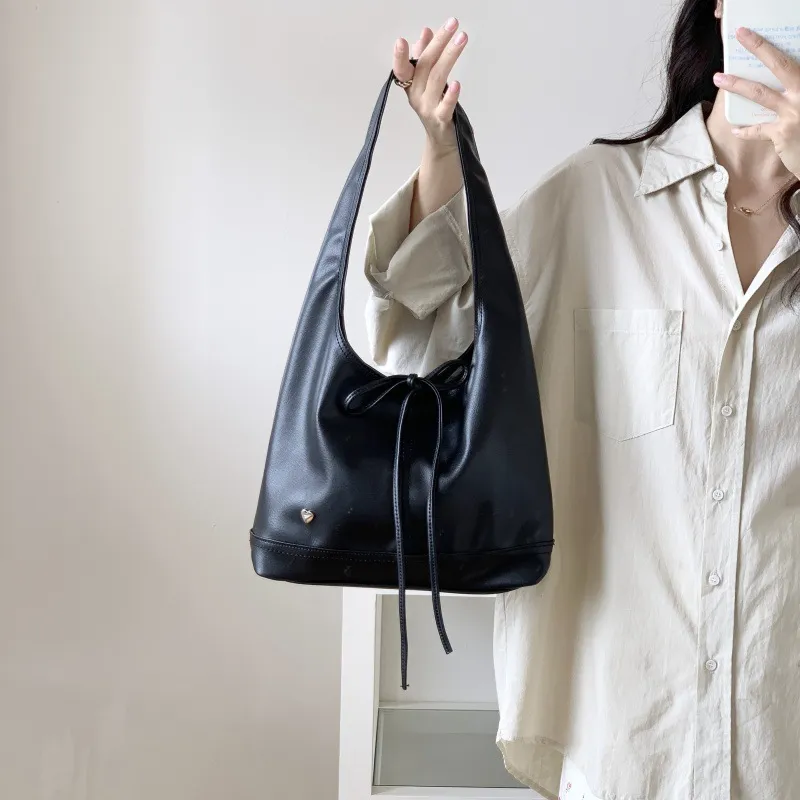 Bolsa Hobo Preta Elegante com Acento de Laço para Moda do Dia a Dia, Fechamento por Cordão, Bolsa Hobo Preta com Laço e Acento de Coração
