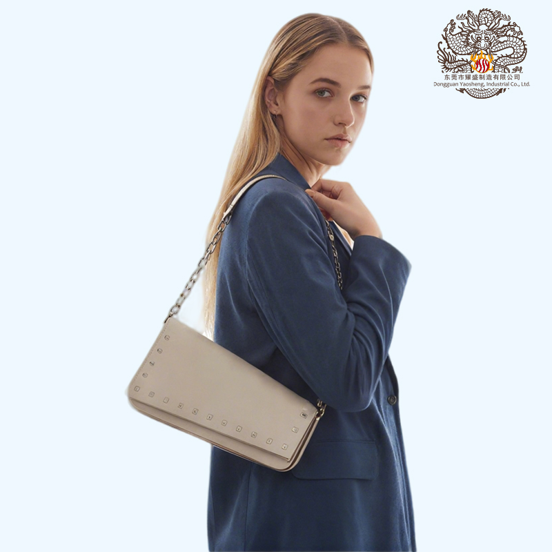 Bolsa de ombro moderna com rebites na aba e alça de corrente