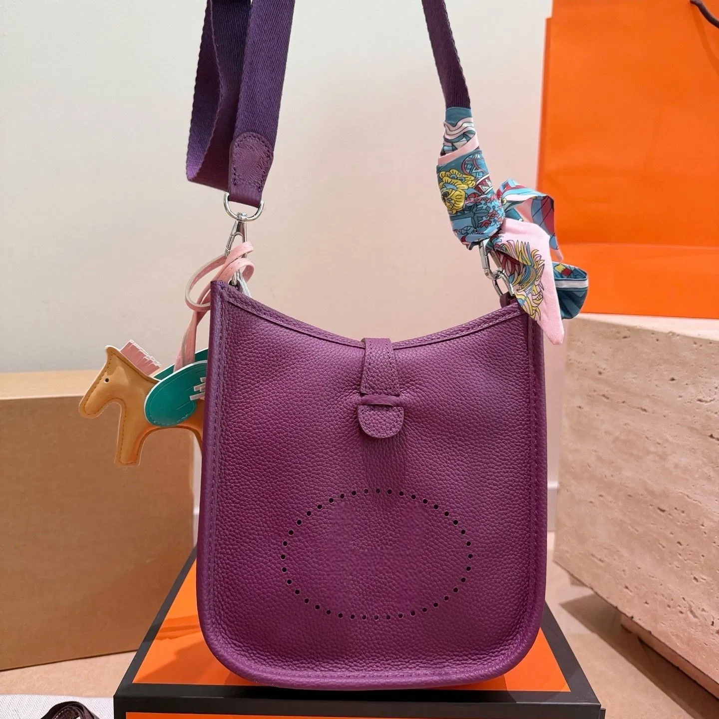 Bolsa Mini Hobo de Couro Texturizado Litchi Azul Oceano com Recorte Frontal, Alça Trançada Ajustável, Bolsa Casual para Mulheres, Bolsa Transversal, Fornecimento em Lote, Carteira Feminina