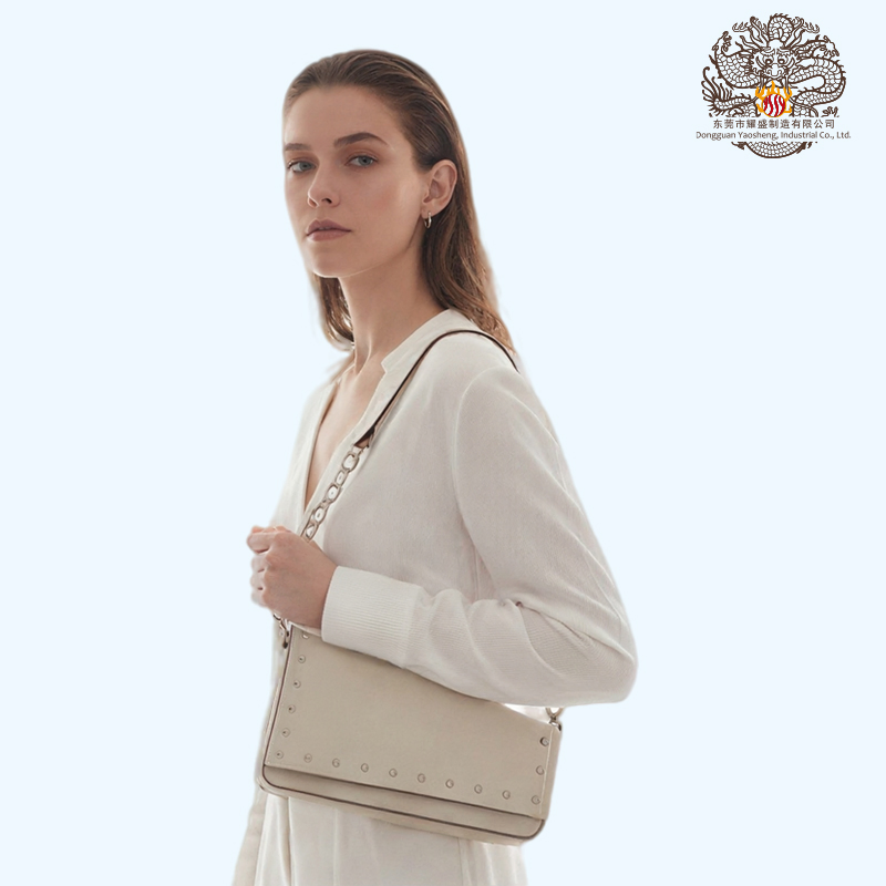 Bolsa Clutch Rivetada Chique com Alça Única Estilosa