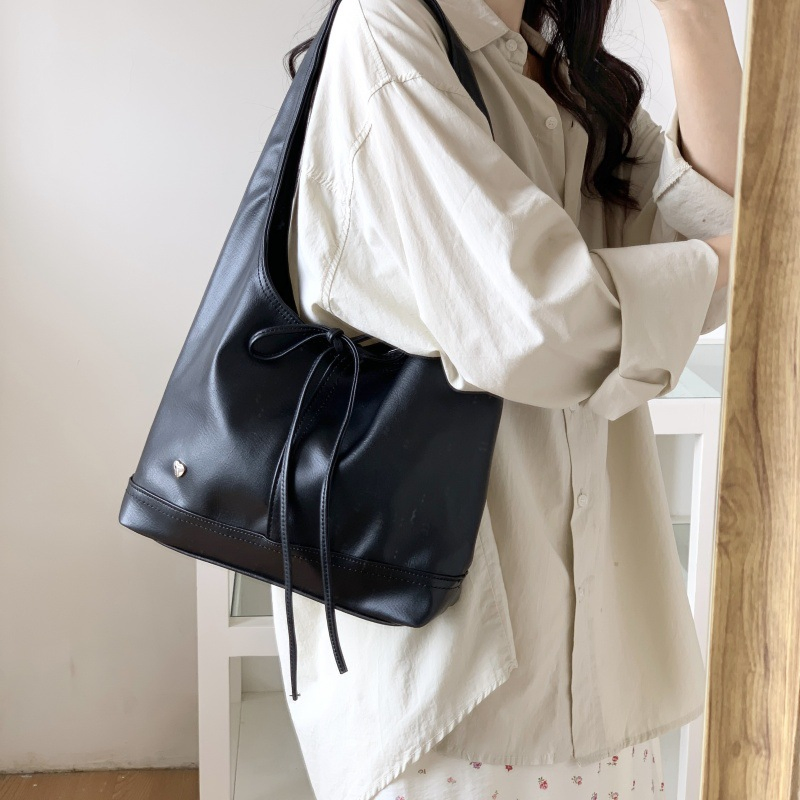 Bolsa Hobo Preta Elegante com Acento de Laço para Moda do Dia a Dia, Fechamento por Cordão, Bolsa Hobo Preta com Laço e Acento de Coração