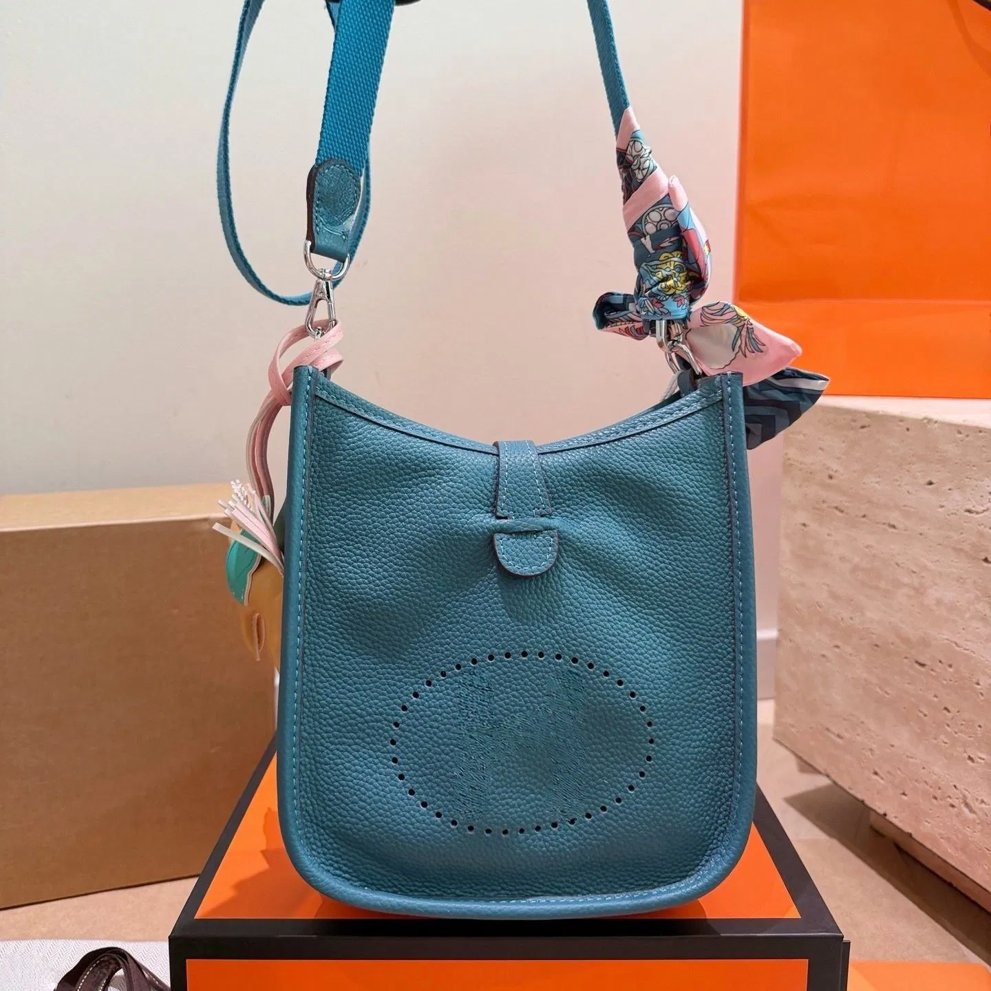 Bolsa Mini Hobo de Couro Texturizado Litchi Azul Oceano com Recorte Frontal, Alça Trançada Ajustável, Bolsa Casual para Mulheres, Bolsa Transversal, Fornecimento em Lote, Carteira Feminina