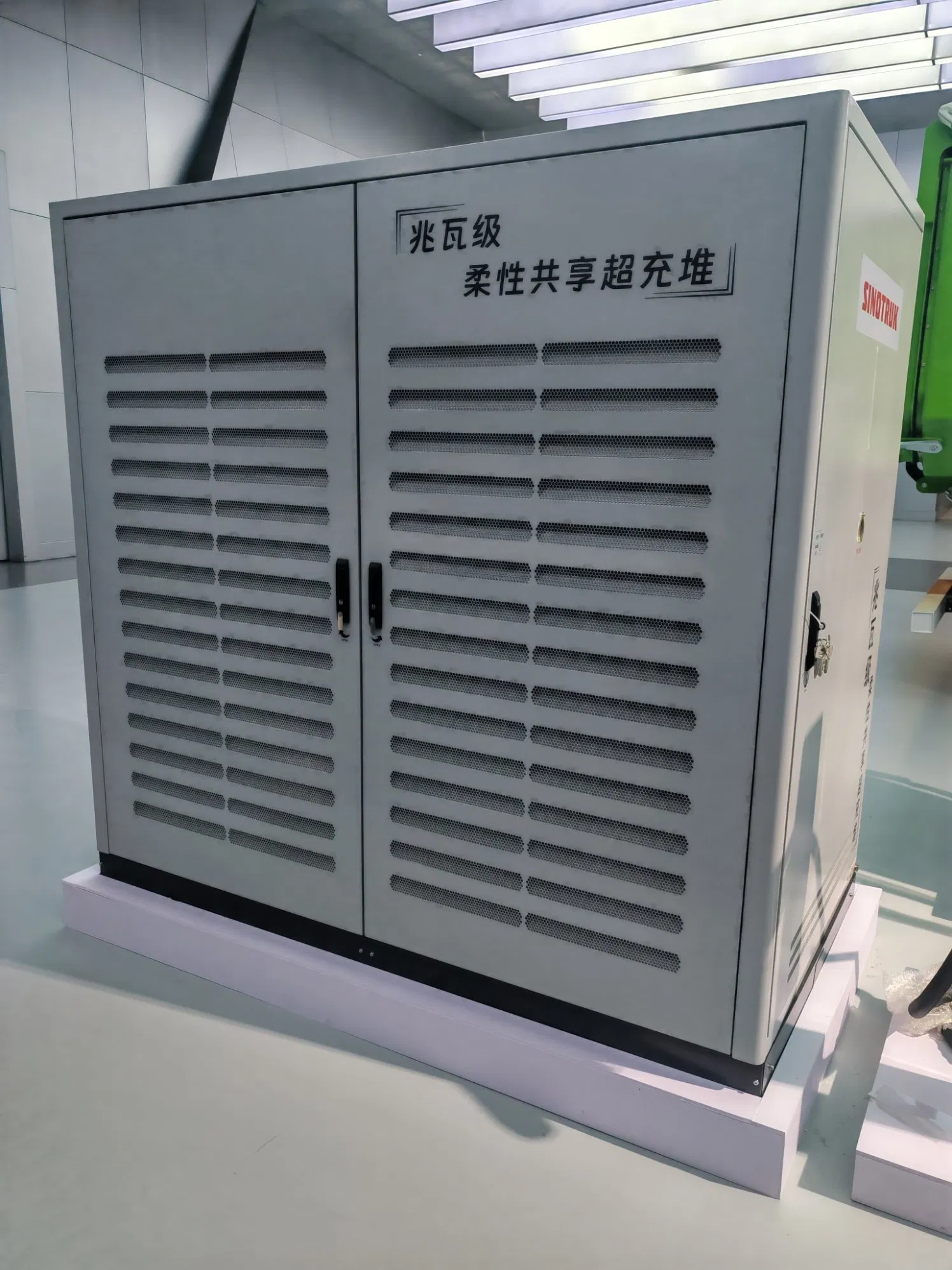 120kw Pilha de Carregador EV de Ar Refrigerado por Um Único Disparo para Dispositivo de Carregamento Lento de Baixa Potência para Caminhão Pesado Elétrico Interno de Fábrica à Noite