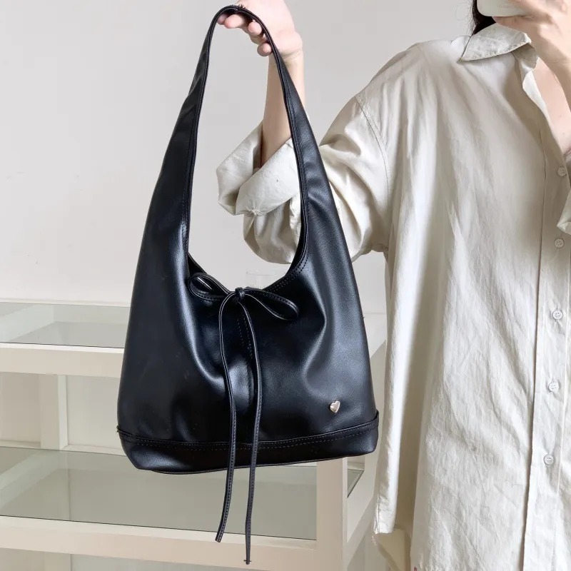 Bolsa Hobo Preta Elegante com Acento de Laço para Moda do Dia a Dia, Fechamento por Cordão, Bolsa Hobo Preta com Laço e Acento de Coração
