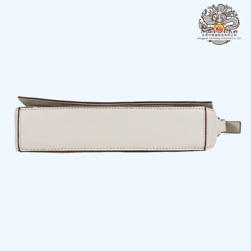 Bolsa de ombro moderna com rebites na aba e alça de corrente