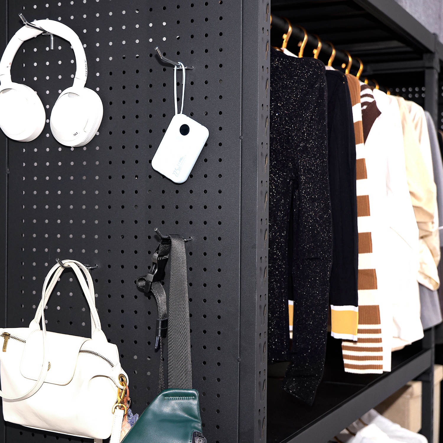 Shanghai Wholesale Cheap Price Steel Multi-Level Warehouse Rack Clothing Store Display Shelf Hanging Corrosion Protection Powder