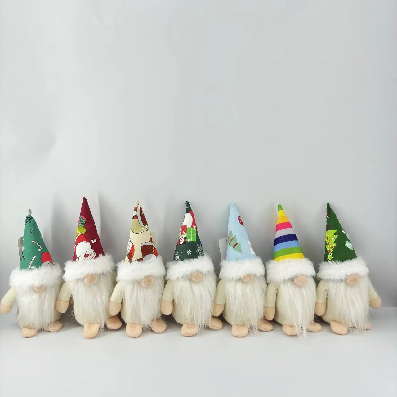 China 7-Piece Adorable Faceless Christmas Gnomes: Delicate Holiday Decor Manufacturers, Supplier