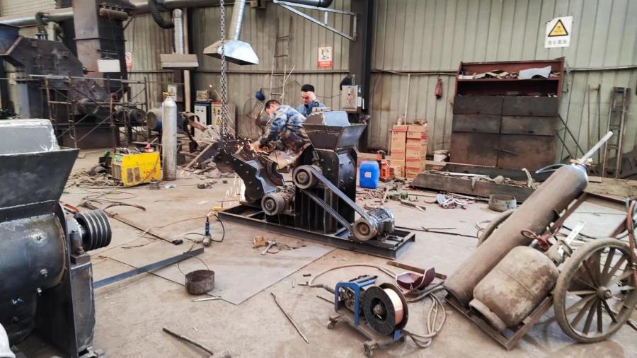 Soldagem e polimento de aço inoxidável na fábrica Shiraz Machinery — acabamento profissional de equipamentos para alimentos