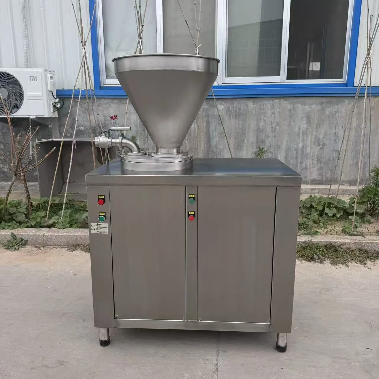 Máquina de Amarrar Salsichas Elétrica Comercial com Vácuo