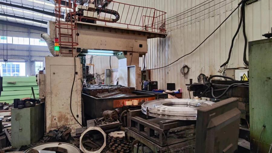 Conformação e moldagem de peças metálicas na fábrica Shiraz Machinery — processo de shaping industrial