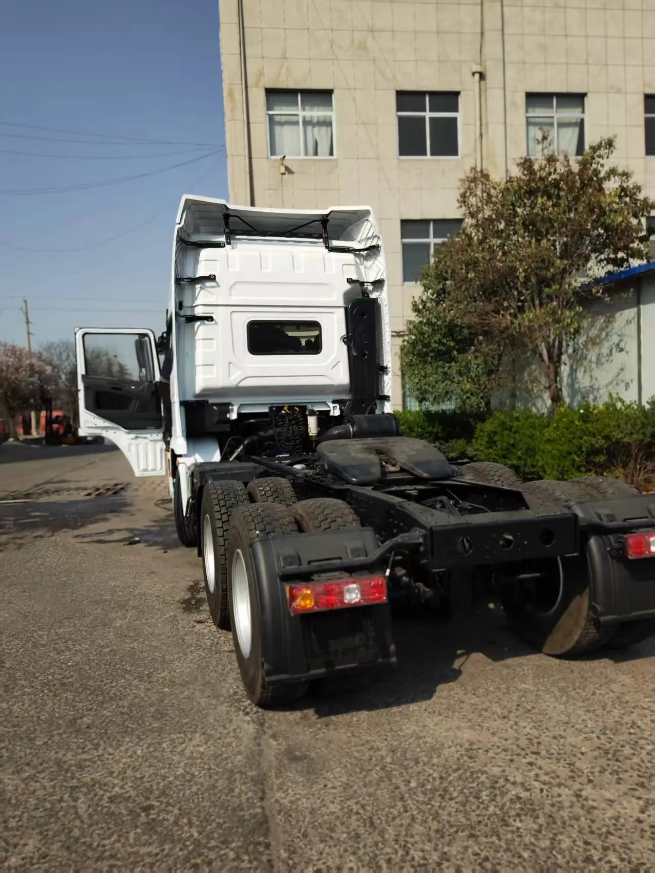 Semi-trailer head side view