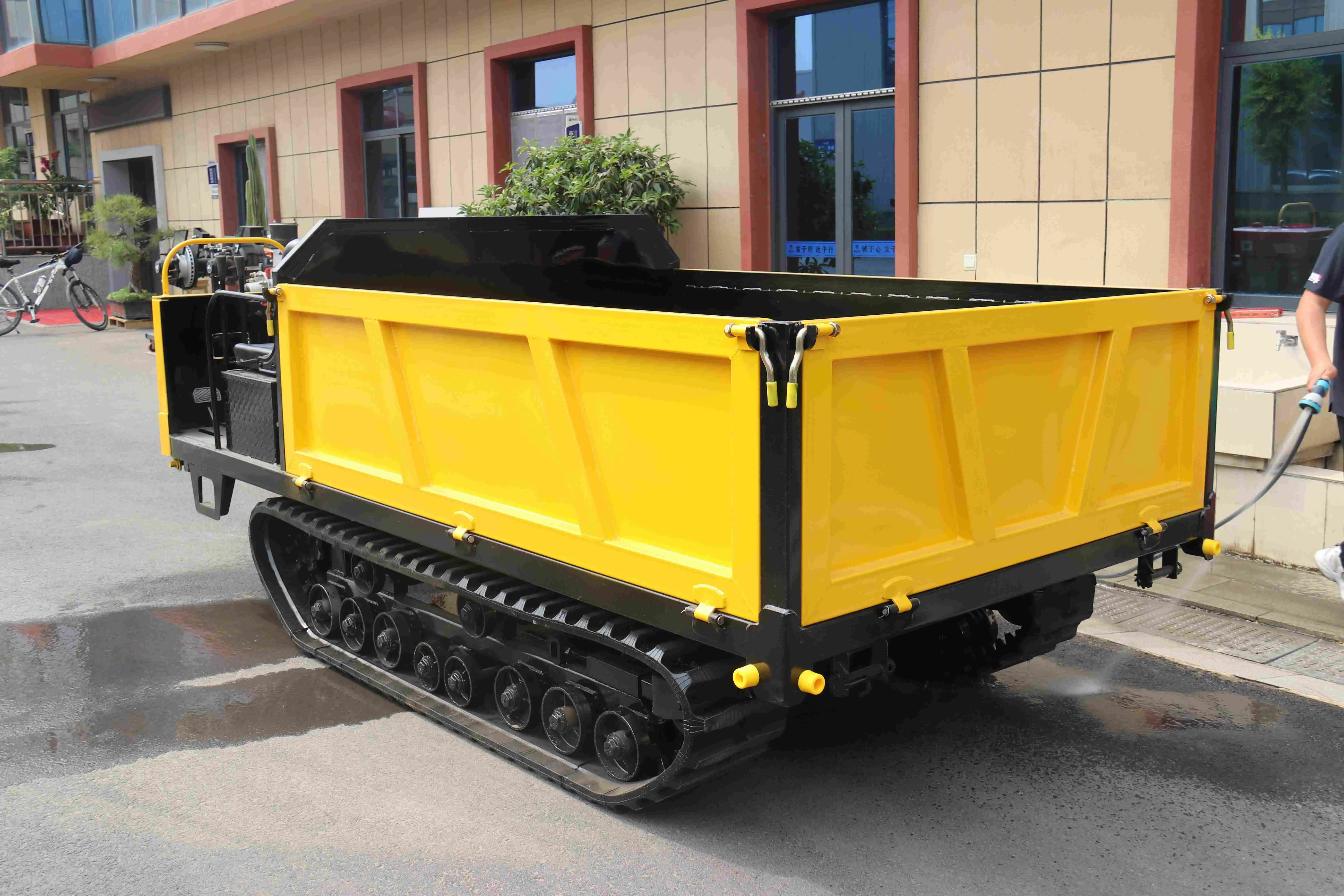Crawler dumper