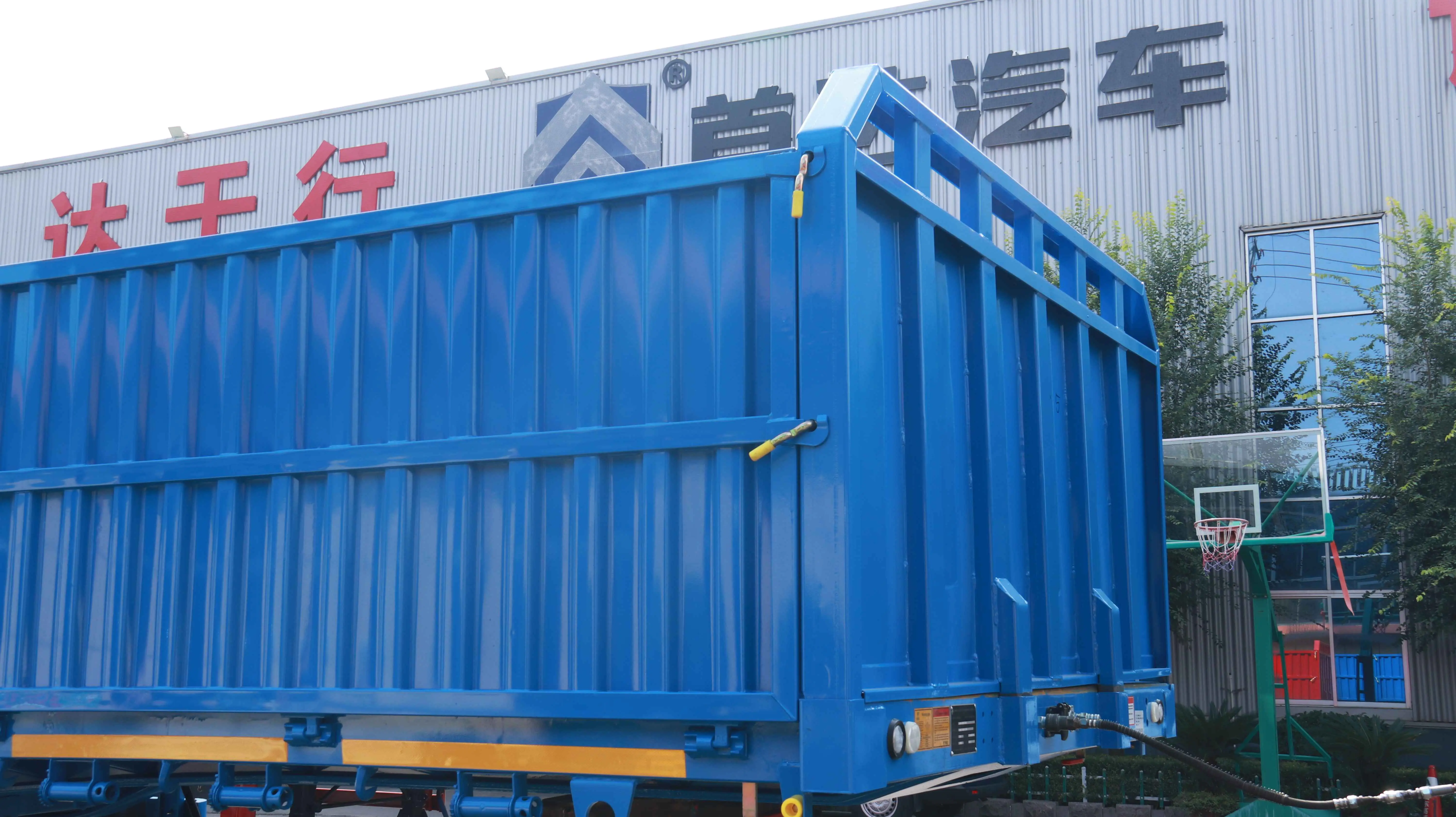 Tazania semi trailer warehouse