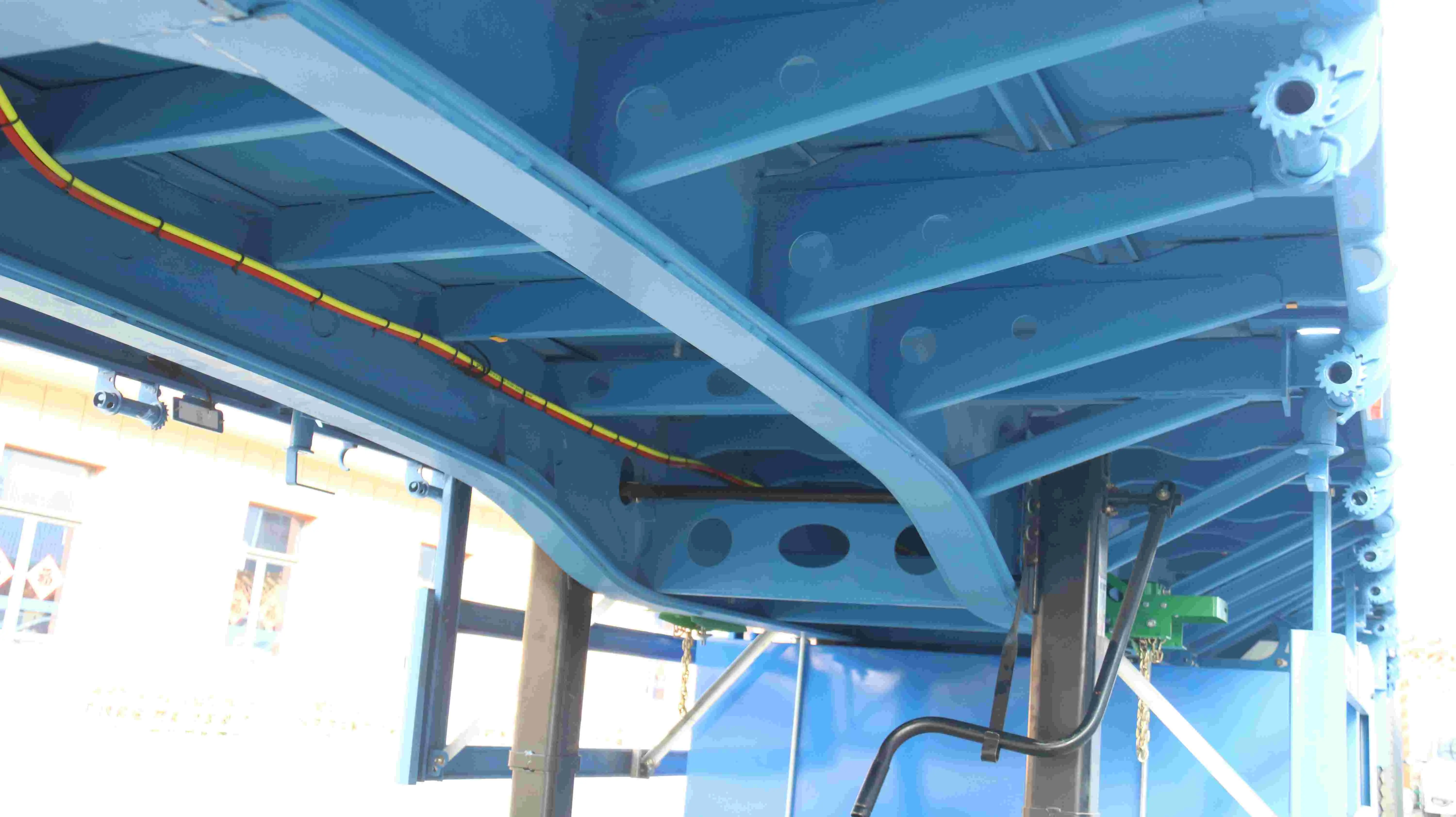 China Cargo-secure Anti-slip Flatbed Semi-Trailer Supplier, SKD