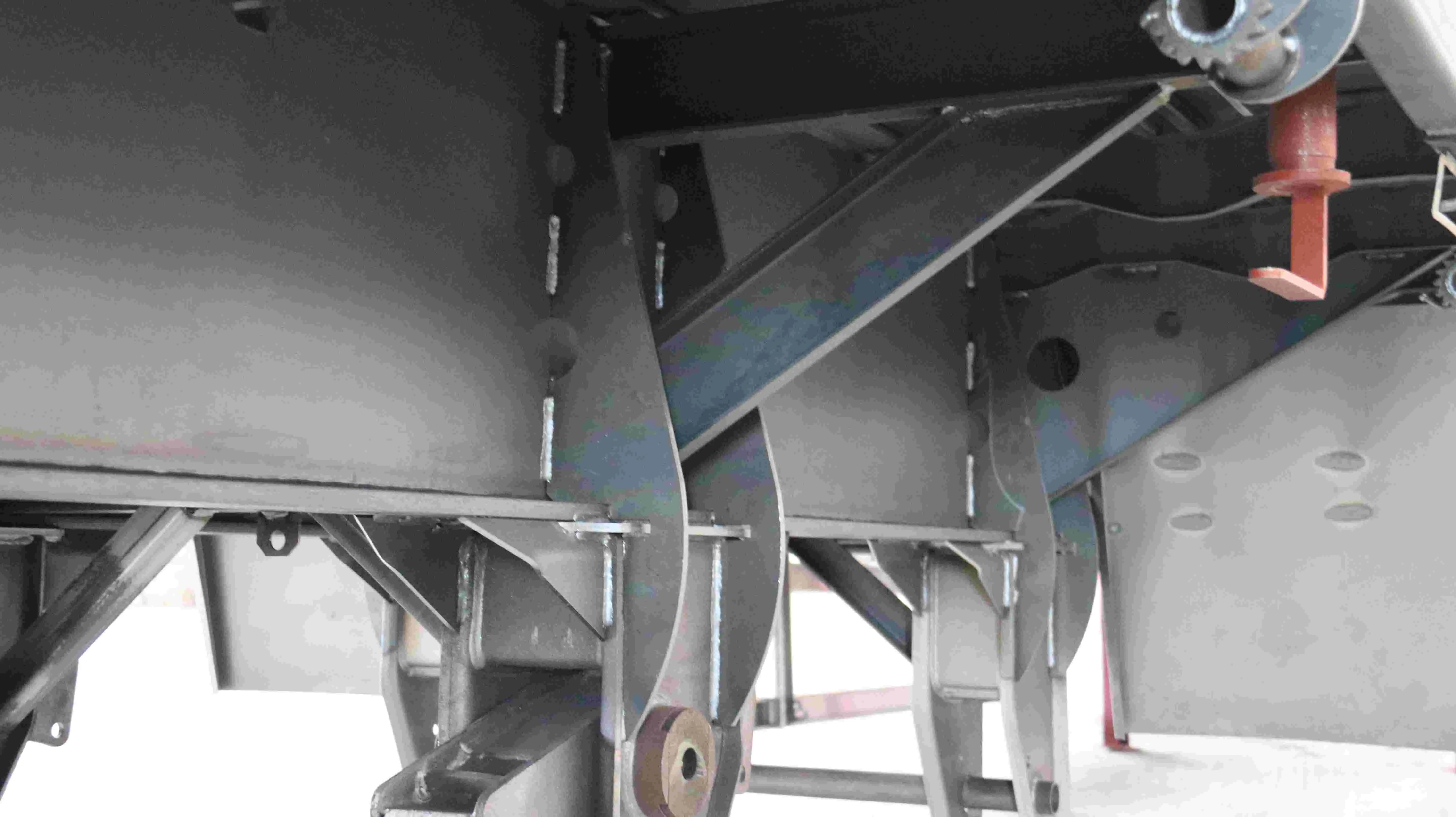 Tri axle flatbed trailer