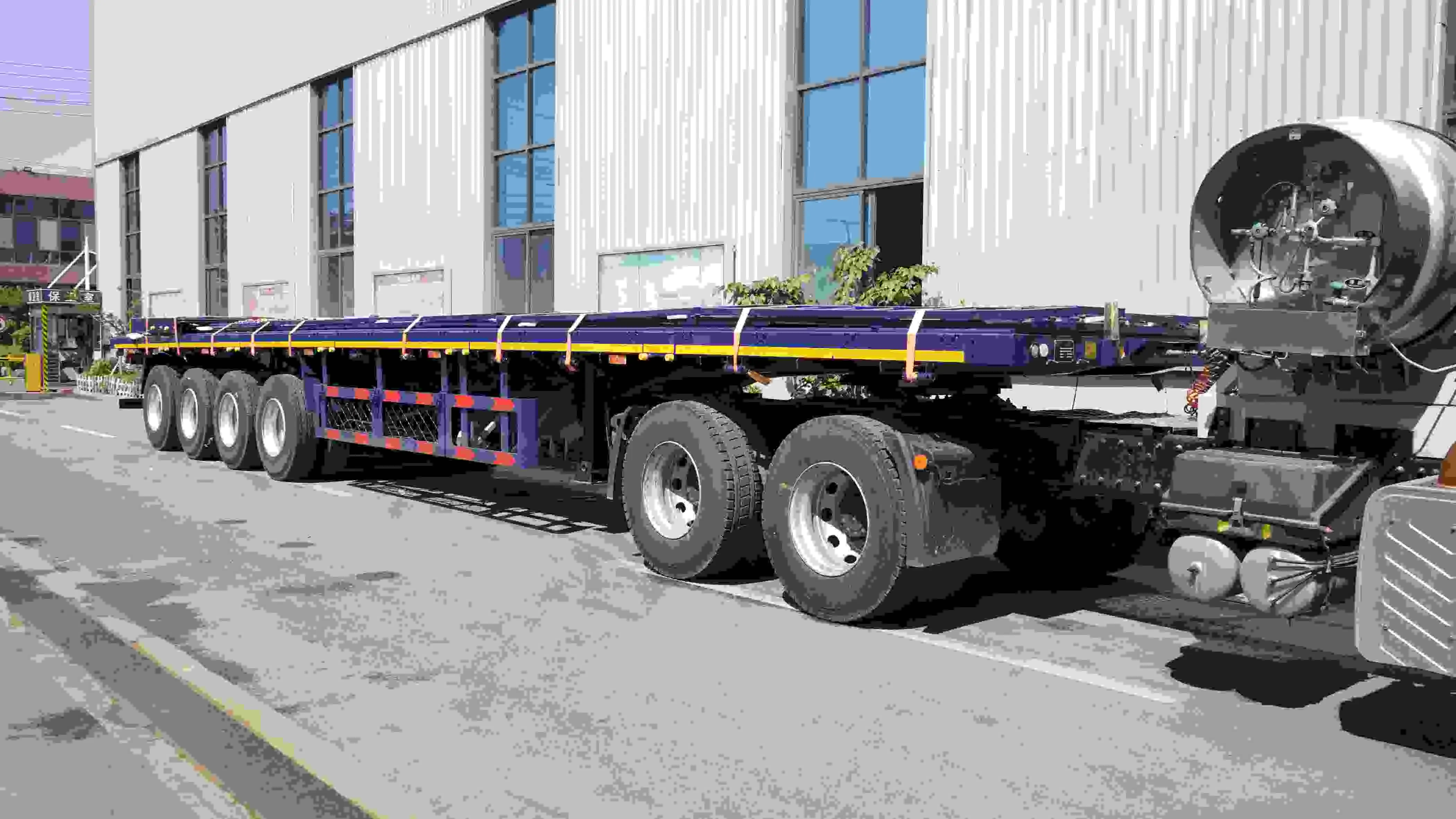 High-Quality 2025 Upgraded 3 - Axle 40 FT Light - Grey Flatbed Truck Trailer for Machinery Hauling Suppliers, SKD