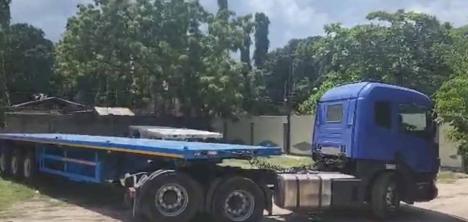 40 FT Flatbed semi trailer view 3