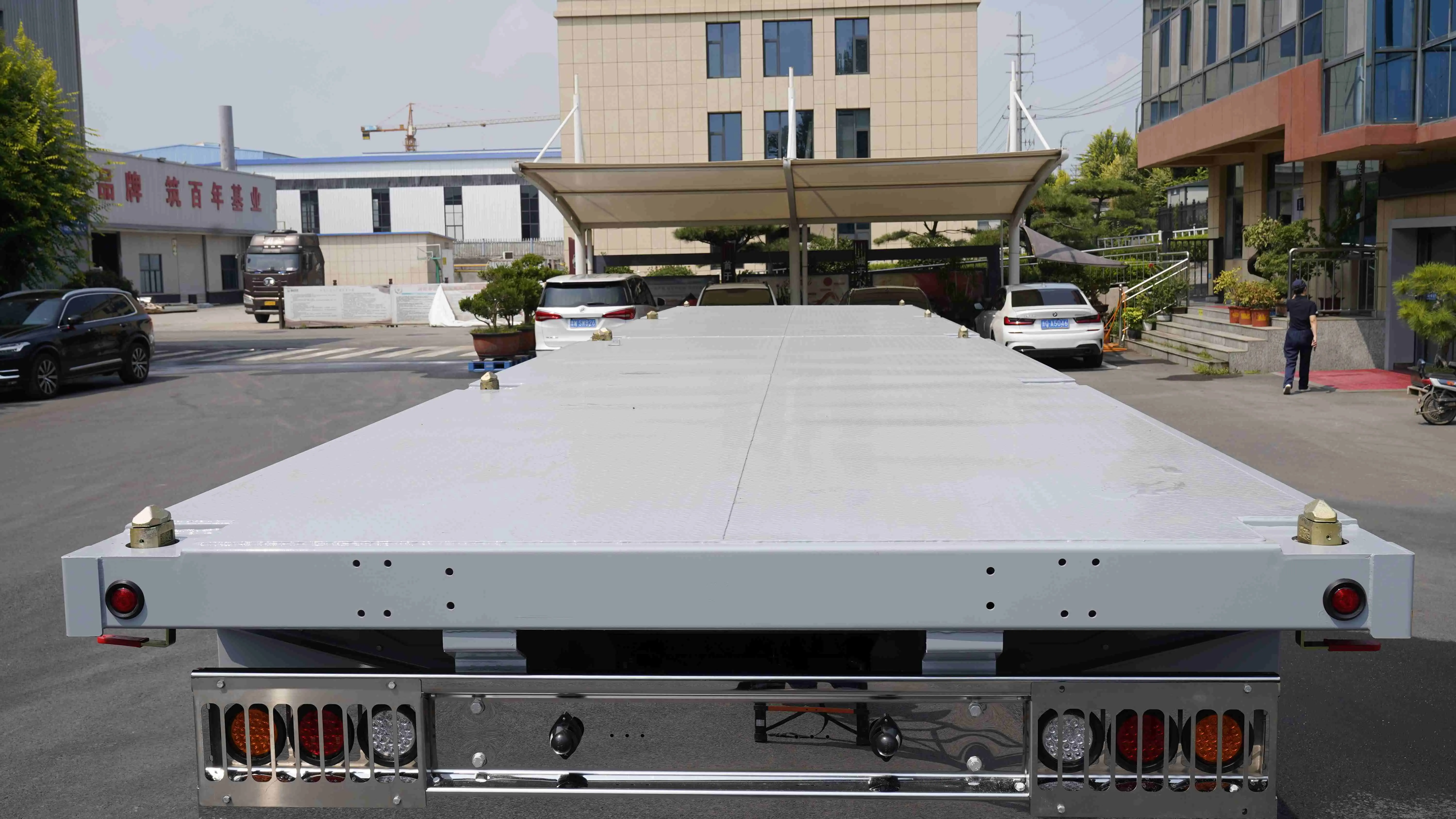 Flatbed Semi-Trailer Detail 1