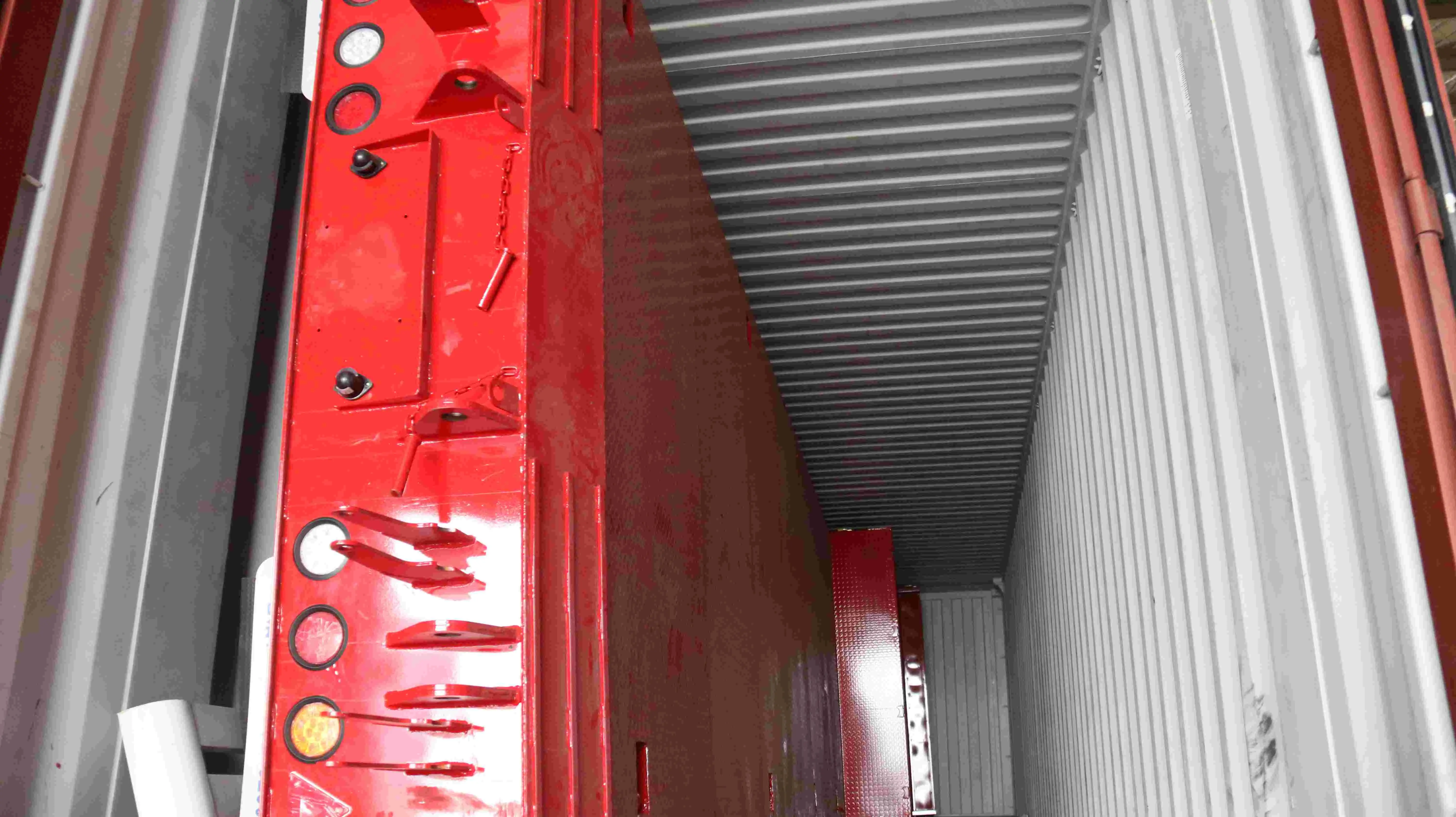 Skeleton semi trailer view 4