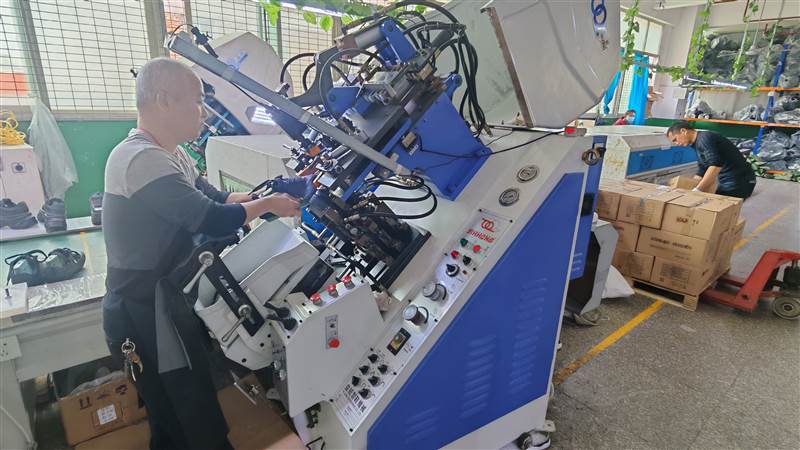 Front lasting machine for precise shoe toe forming