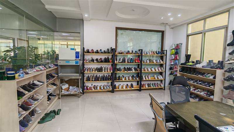 Dongguan Realm Shoes factory floor — premium leather shoe production
