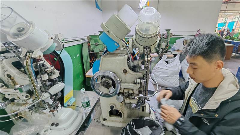Hole punch machine for leather shoe components