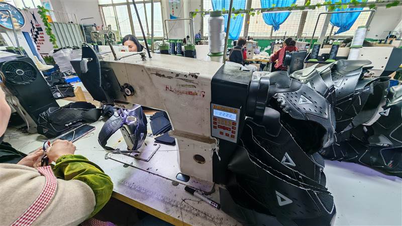 High-speed stitching machine for shoe upper assembly