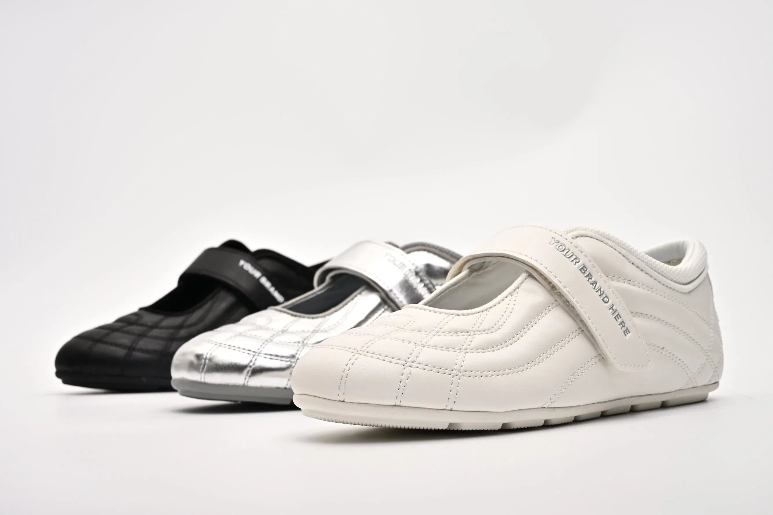 Elegant Ballerina Flats with Distinctive Retro Design Features