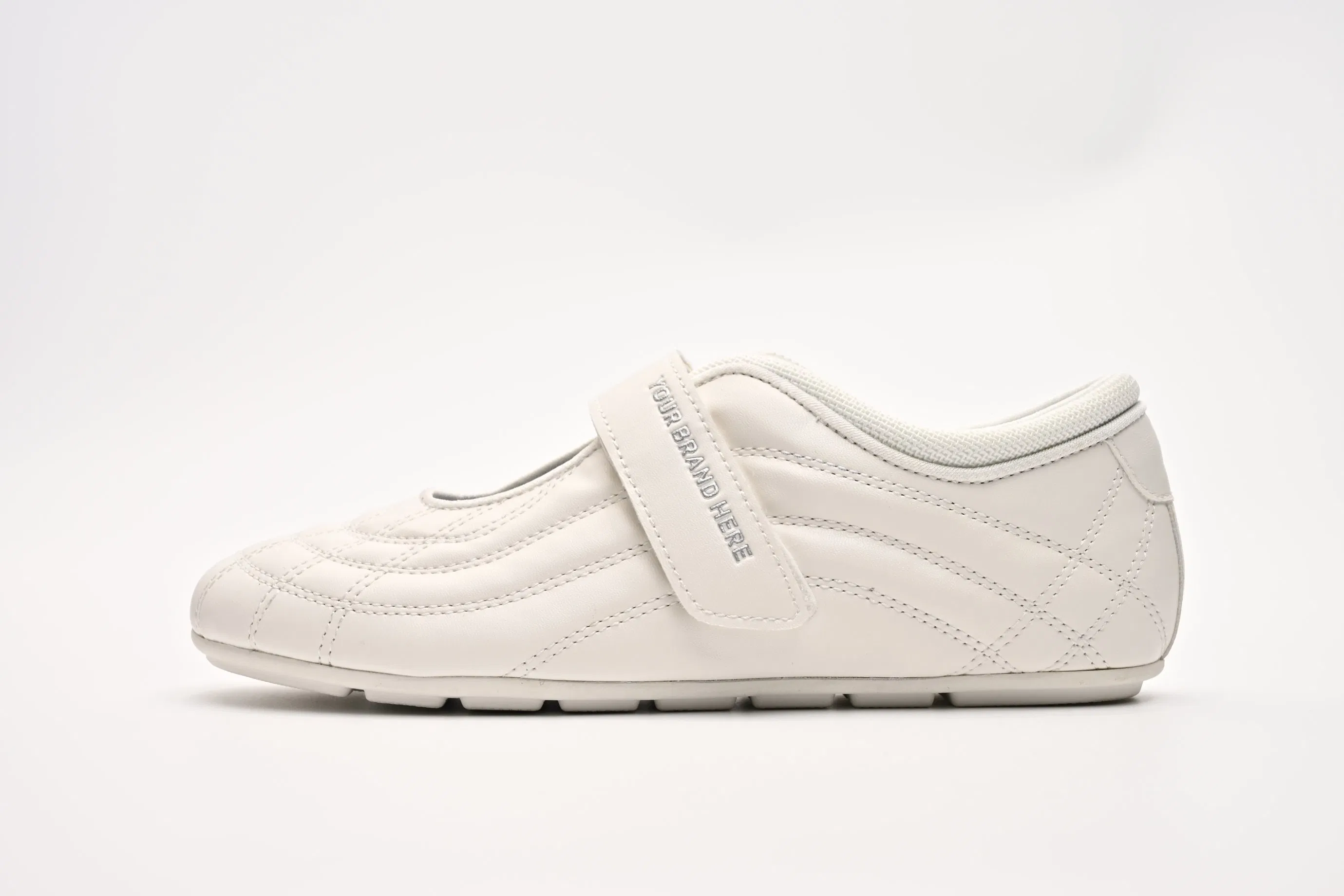 Elegant Ballerina Flats with Distinctive Retro Design Features