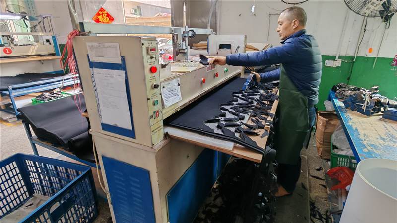Industrial cutting machine for leather shoe production