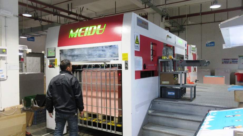 Mold cutting — precision die-cutting for bag shape and valve openings at ChicBeauty Bag factory