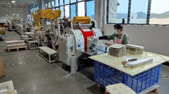 Bag folding process — automated folding of kraft paper and PP composite bags at ChicBeauty