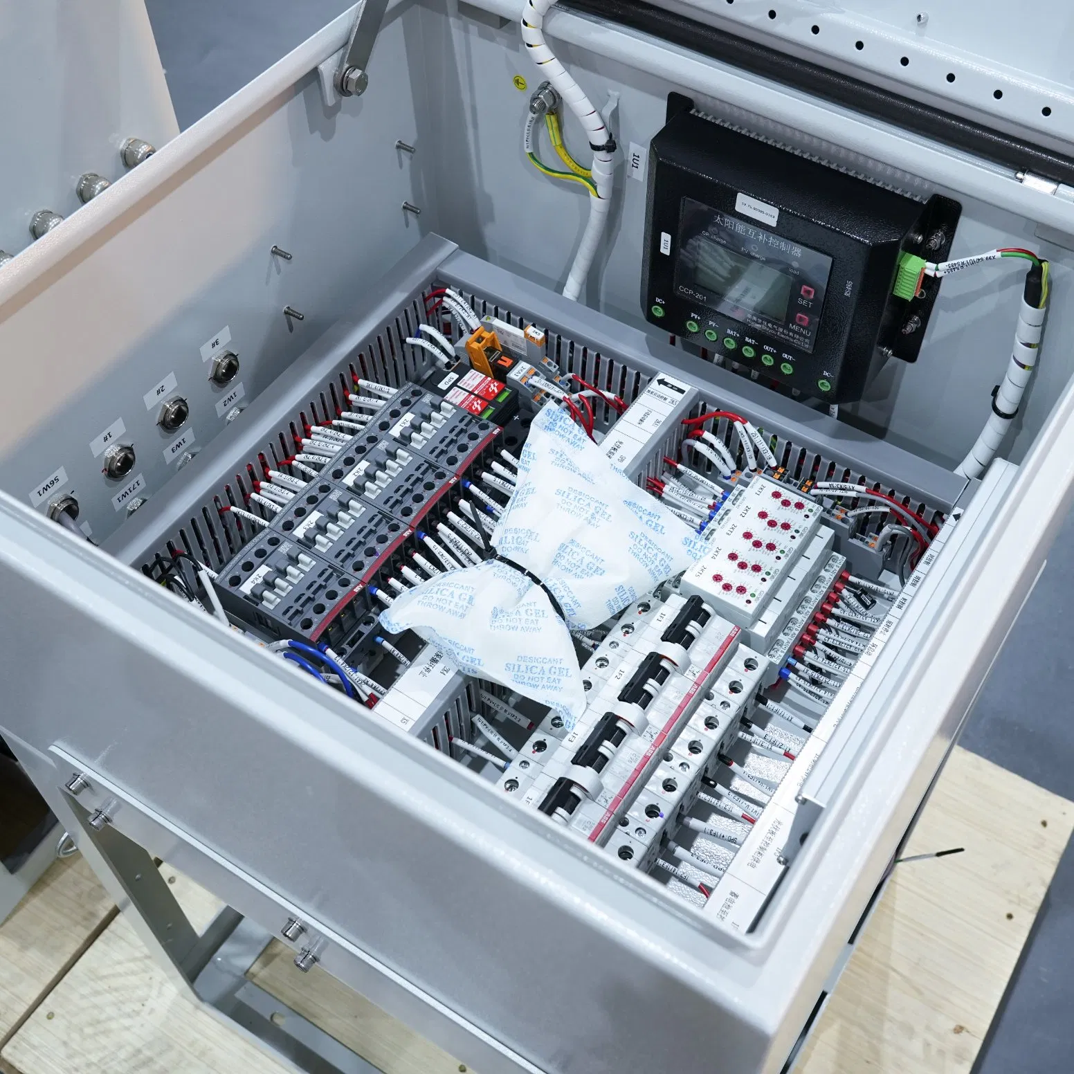 Miniature Onshore and Offshore Wind Turbines Lubrication System All-in-One Solar Energy Storage and Charging System