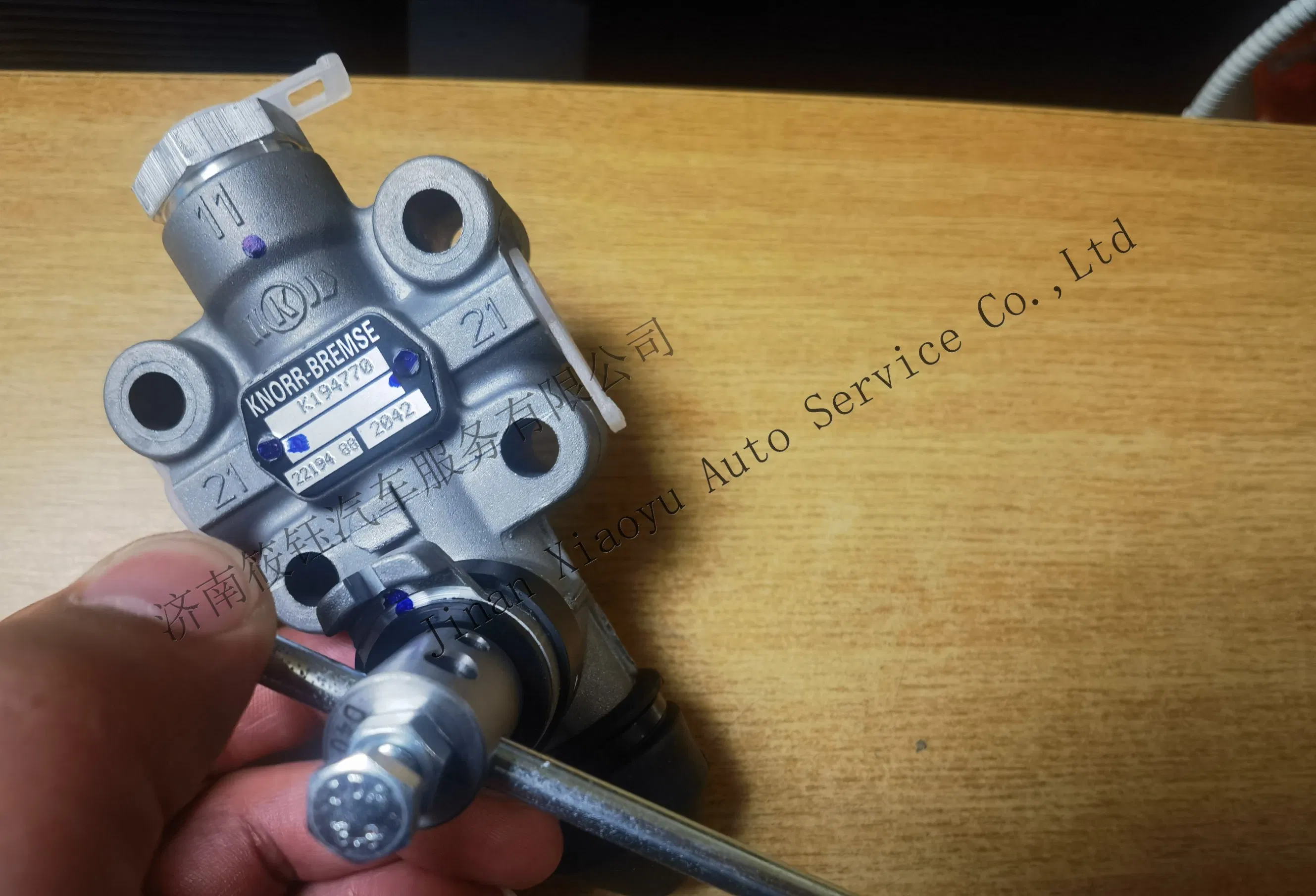 Knorr Sv1395 Air Spring Valve K194770 Essential Component of Truck Brake Systems