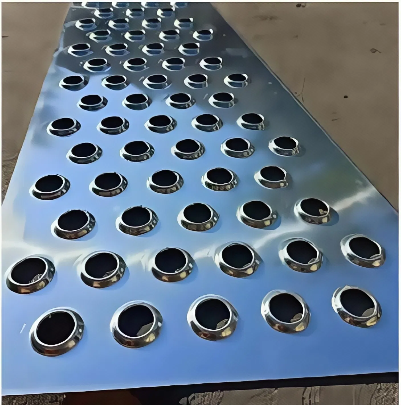 Stainless Steel Anti-Slip Board with Bulging Fish Eye Hole Screen Plain Weave Perforated