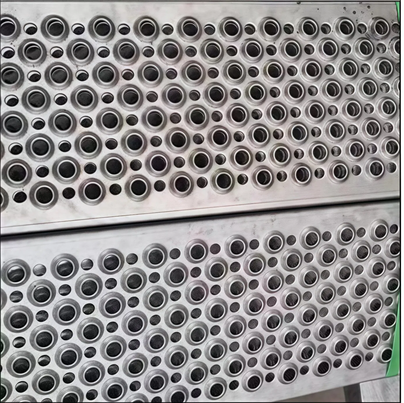 Stainless Steel Anti-Slip Board with Bulging Fish Eye Hole Screen Plain Weave Perforated