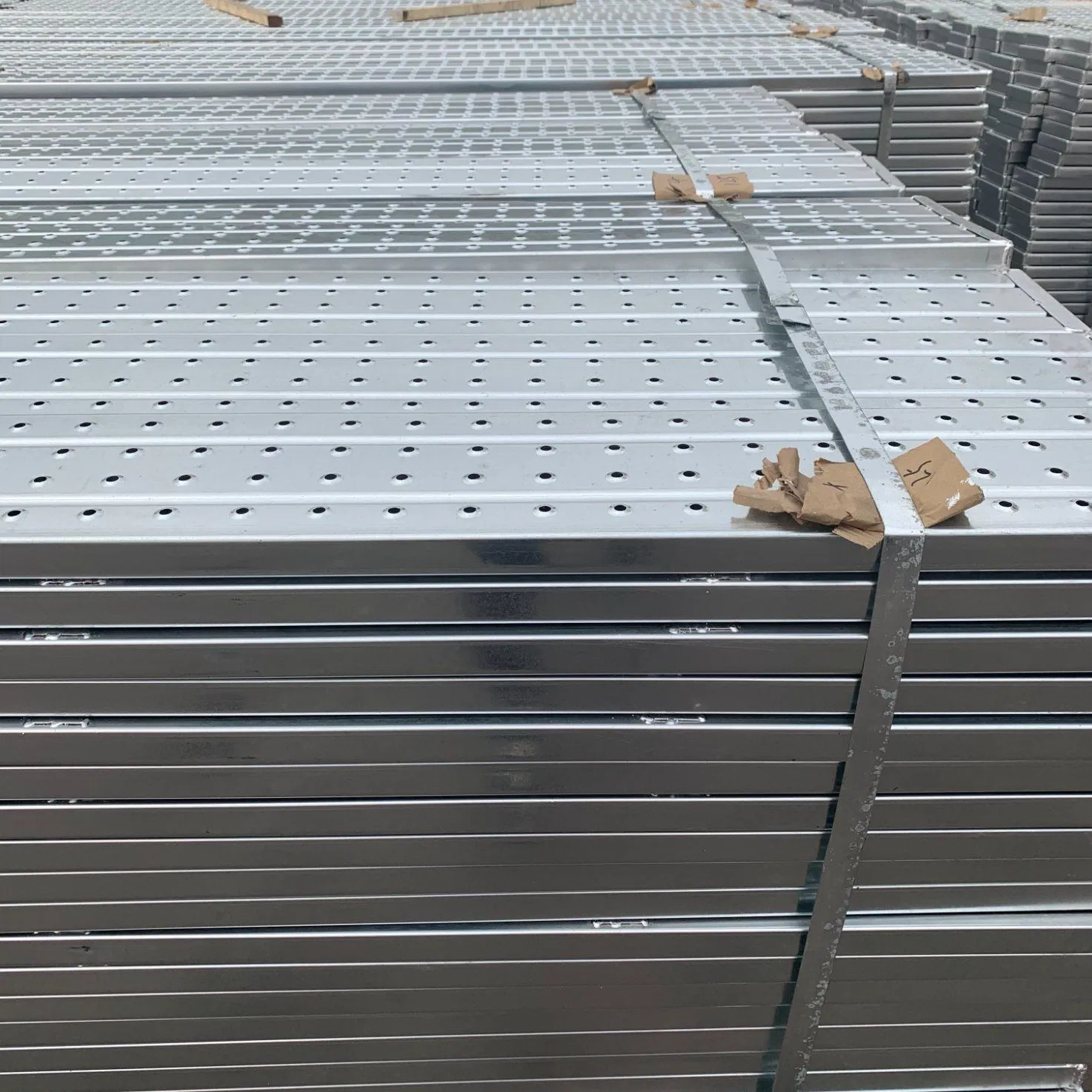 High Quality Galvanized Steel in Bundle Performed Clamp Scaffolding Walk Board 210-250mm