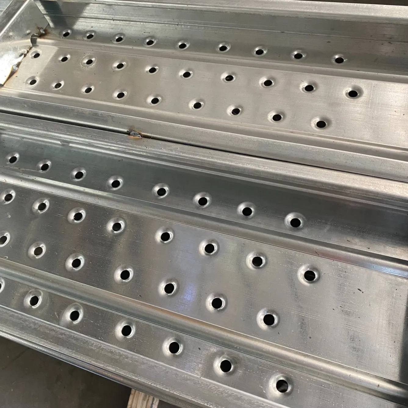 High Quality Galvanized Steel in Bundle Performed Clamp Scaffolding Walk Board 210-250mm
